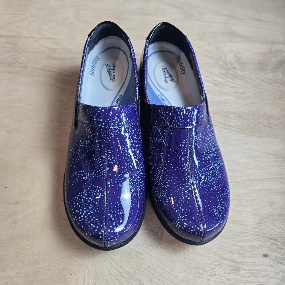 NWOT Dansko Dotty Abstract Patent clog shoes purple blue sz 37